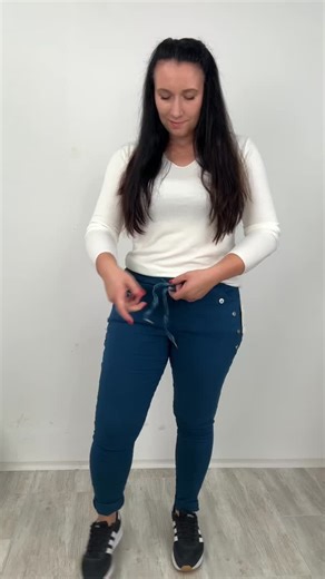 Kalhoty Tenevi s knoflíčky✨ OPĚT SKLADEM všechny barvy 😍✅ Sednou ti jak s velikostí M, tak i XXL. Pohodlné, pružné a kapsy ozdobené knoflíčky 🤗 Zakoupíš tady: https://www.glamstore.cz/kalhoty-tenevi-s-knoflicky/ A u nás na prodejně v Čáslavi 🏠 | Glamstore móda Čáslav