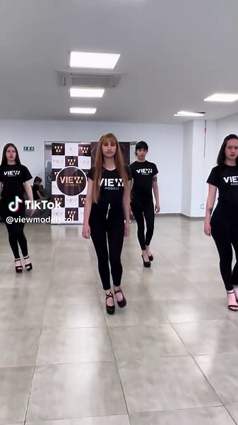 Pasarela y giros para modelo femenina: aprende y destaca