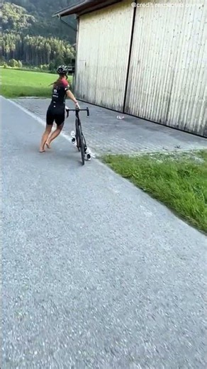 She started taking off her shoes while riding a bicycle 😵🤯