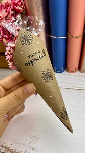 Uma lembrancinha simples, mas cheia de carinho! 💖✨ Fiz esse cone de papel decorado com flores e a frase ‘Você é especial’ para deixar qualquer momento ainda mais especial e doce. 🌸🎁 Quem mais ama essas ideias fofas? 💕 Materiais usados: - Carimbo Mini - “Frases 3” - Carimbo - “Flores 1” - Carimbo Mini - “Banner 2” - Carimbo - “Palavras de Gratidão” Veja todos os modelos no nosso site: www.lilipopcarimbos.com.br Os links para o site, blog, whatsApp e outras informações estão bio 😉 Junte-se à 