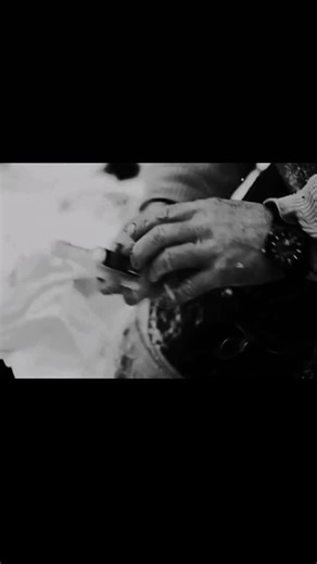 ᴍᴏᴛɪᴠᴀᴛɪᴏɴ | ᴅɪsᴄɪᴘʟɪɴᴇ | ᴍɪɴᴅsᴇᴛ on Instagram: "日本利用压电瓷砖将脚步转化为电能。 这些瓷砖捕捉来自你脚步的动能。当你行走时，你的重量和动作会对瓷砖产生压力。瓷砖会轻微弯曲，从而产生机械应力。瓷砖内部的压电材料将这种应力转化为电能。每一步都会产生少量电荷，而数百万步结合在一起就能产生足够的电力来驱动LED 灯、数字显示屏和传感器。在像涩谷车站这样繁忙的地方，每天大约有240万个脚步为这一系统作出贡献。这些电能可以被储存或立即使用，从而减少对传统电力来源的依赖，并支持可持续的城市基础设施。这种方法将日常运动转化为实用的可再生能源 ＃日本＃知识 ＃事实 #你知道吗 #推荐 #科技 ＃创新 #历史 #技术＃"