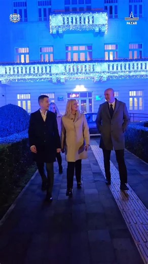Podgorički pazar on Instagram: "✨️Gradonačelnik Podgorice, prof. dr Saša Mujović i predsjednica Skupštine Glavnog grada, Jelena Borovinić Bojović, pritiskom na dugme aktivirali su dekorativnu rasvjetu, čime je svečano otvoreno sedmo izdanje Podgoričkog pazara. Tokom trajanja manifestacije, sve do 8. januara, posjetioci će imati priliku da uživaju u bogatom programu koji uključuje brojne muzičke nastupe renomiranih izvođača i lokalnih bendova različitih muzičkih žanrova, kao i nastupe di-džejeva.