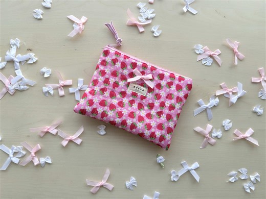 Yey, finally I made my most requested Zipper Pouch pattern full video tutorial. Check out both on my website and YouTube🥰🥰🥰 thanks @fiskars and @Singer Sewing for the best sewing equipment to make this project. #quilting #zipperpouch #sewingpattern #sewingtutorial #beginnersewing