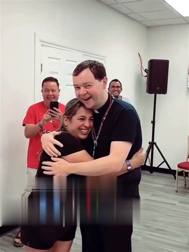 el padre Adam Kotas confunde a mujer por embarazada @Adam Kotas #adamkotas #paratiiiiiiiiiiiiiiiiiiiiiiiiiiiiiii #fyp #padreadamkotas #padreadamkotas🙏