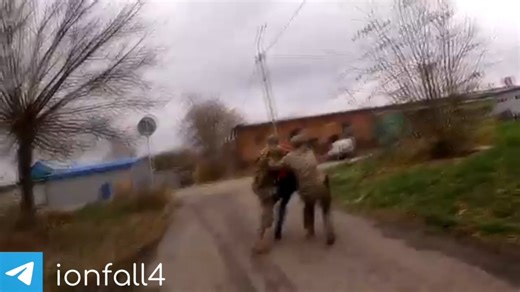 Больше задержаний в ТГК- ionfall4 #задержание #фсб #собр #fyp Гражданин Смирнов, 1987 г.р., вступил в Telegram-сообщество запрещенной в России украинской террористической организации, действующей в интересах разведывательных служб Украины. По заданию украинского киберподразделения он осуществлял компьютерные атаки с использованием вредоносного программного обеспечения на информационные ресурсы России, которые привели к нарушению работоспособности объектов критической информационной инфраструктур