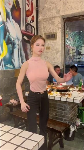 When I came to eat, I met a robot.