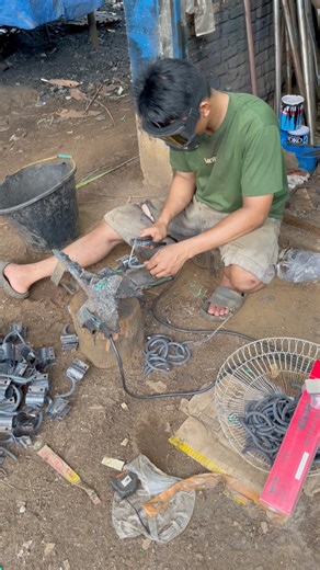 process of making palm spur clamps #pengra #pengrajin #pandebesi #blacksmith | Mualimin