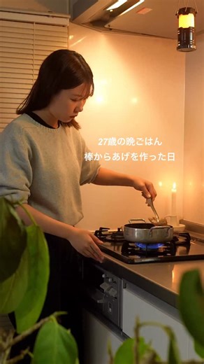 ももせ｜日韓ハーフの簡単ごはん on Instagram: "@momose_gohan←簡単レシピ ⁡ ⁡ 棒から揚げはこちら💁 ⁡ ⁡ ⁡ 【材料】1人前 ・鶏もも肉 1枚 ・塩コショウ 適量 ・にんにくチューブ 小さじ1/2 ・醤油 大さじ1と1/2 ・薄力粉 大さじ1 ・片栗粉 大さじ2 ・揚げるようの油 ⁡ ⁡ 【作り方】 ・鶏もも肉は厚みを平らにしてから、棒状に切る ・袋に鶏もも肉、塩コショウ、にんにくチューブ、醤油を入れて揉み込む ・揉み込んだら薄力粉と片栗粉を入れて全力で振る ・フライパンに高さ2cmくらい入れて火にかけ、鶏もも肉を揚げていく ・片面4分ずつくらい揚げたら完成 ⁡ ⁡ ⁡ 簡単ワンパンレシピはこちら☞@momose_gohan ⁡ ⁡ ⁡"