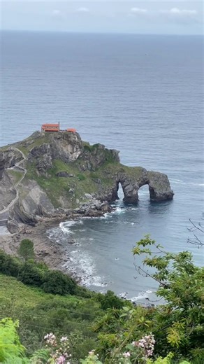 San Juan de Gaztelugatxe es sin duda una parada obligada en tu paso por Bizkaia 😍 #travel #spain #viaje #españa🇪🇸 #fyp