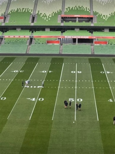 San Francisco 49ers arrive at the MCG — NFL in Melbourne