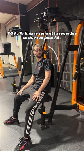 Regarder ton pote improviser pendant ta série #musculation #gymhumour #fitness #gym #salle