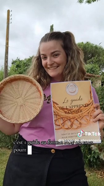 Vous souhaitez vous lancer dans la vannerie mais il est difficile de savoir par où commencer ? 🌿 Ce guide rassemble toutes les informations à connaître pour vous accompagner dans votre apprentissage. Vous allez parcourir 7 chapitres riches en informations qui vous mèneront jusqu'à une notice pour fabriquer votre premier objet en rotin : une corbeille. Conseils, astuces, règles, matériels, fournisseurs, pas à pas... Tout est réuni pour que vous puissiez débuter la vannerie en toute sérénité. Ce