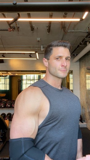 Join me in the gym FREE for #FlexFriday : https://robertoportalesfitness.com/ 💪🏼 #chestday #workout #fitness #gymtime | Roberto Portales