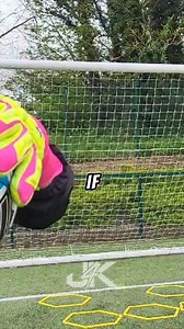 If you don’t trust your gloves, you’ll hesitate, and hesitation costs goals. Goalkeeper gloves are equipment, not decoration. Choose them properly, or they’ll let you down when it matters. Start with the cut. Negative cut gives you a tight, precise fit and full control. Roll finger adds padding and a larger contact area. Hybrid sits in the middle. There’s no BEST. Only what gives you confidence the moment the ball hits your hands. Next is latex. Soft latex is for matches. Maximum grip. No compro