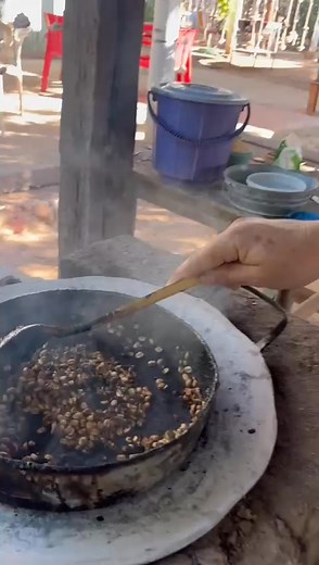 Aquí les mostramos el proceso del tostado del café artesanal! ☕✨paso a paso! Una tradición de nuestros antepasados. #cocinatradicionalmexicana #Masiacaesturismo #Cafe | Cocina Tradicional "Turym"