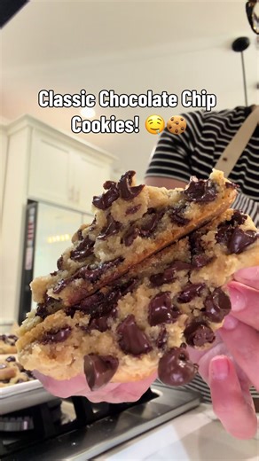 This and a big fat glass of milk!!!! Trying really hard not to eat these for breakfast 😵🤤 #cookielovers #desserttiktok #cookierecipe #homebakers #chocolatechipcookie