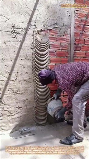 Rendu artisanal : application de plâtre décoratif avec une technique experte