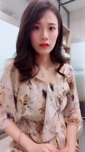 Stunning Floral Dress Look: Style Tips & Inspiration