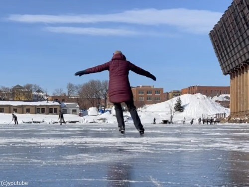女性がアイススケートのテクニックを披露していたら…思わぬ邪魔者が台無しにする（動画） : らばQ