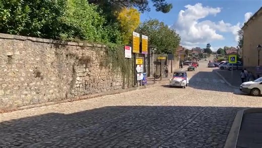 Raid transcantábrico 2025 a su paso por Santillana del Mar. | 2cv Club Badajoz.