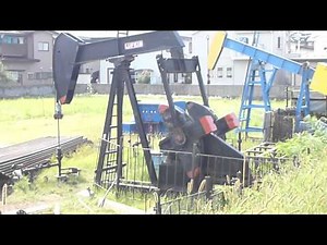 八橋の石油採掘装置