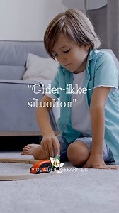 Jeg giver dig her 6 eksempler på, hvordan du kan vende en “gider-ikke-situation” til samarbejdslyst – helt uden kamp🤍 I stedet for: ❌ Du skal tage nattøj på! Så prøv med: 💬 Skal vi finde nattøjet eller tandbørsten først? I stedet for: ❌ Ryd op på dit værelse nu! Så prøv med: 💬 Vil du starte med at rydde legoklodserne op eller lægge tøjet i vasketøjskurven først? I stedet for: ❌ Tag skoene af indenfor. Så prøv med: 💬 Vil du tage dine sko af her ved døren eller inde i gangen? I stedet for: ❌ V