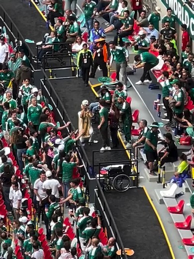 Durante la inauguración del Mundial 2026 en el Estadio Azteca, un aficionado tomó el balón para intentar fotografiarse con él; segundos después, otro asistente se lo quitó e intentó despejarlo, pero terminó cayéndose frente a los presentes. #Latinus #InformaciónParaTi #ElOtroMundial