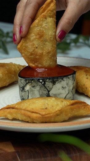 ❄️ Winter vibes Garam Chai ☕ Crispy Aloo Patties 🥔 = Perfect Combo! Golden, crunchy & soft inside — this snack is pure comfort 😋 Tag your chai partner & tell me — chai ke saath Aloo Patties ya Samosa? 💛 #aloopatties #wintersnacks #crispysnacks #teatimesnacks #desisnacks #indianfoods #eveningsnacks #snacktime #foodiesofindia #avanianuradhakirasoi #easysnackrecipe #winterrecipes #snackstime | Anuradha Rani