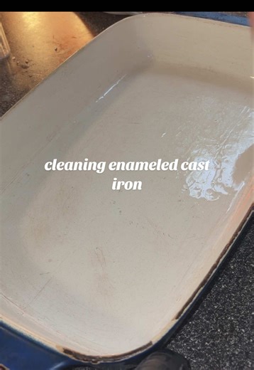 how I clean an enameled baking pan #cleaning #cleantok #fyp #lecreuset #cleaninghacks