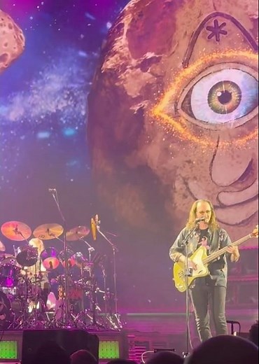 Rush - A Passage 2 Bangkok guitar solo with Anika Nilles R26 tour #concert #rush #livemusic