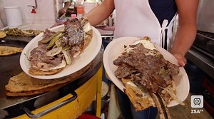 ¿Qué les parece comer un rico hurache de costilla? En #EstaciónAntojo visitamos el puesto de "La Güera" ubicado en el mercado de jamaica. Cobertura por Roberto Castañeda | ISATV