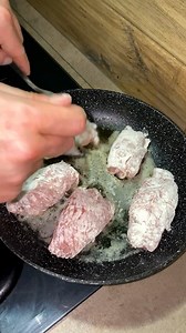 Involtini di tacchino ripieni in padella Ingredienti per 4 persone 6 fettine di petto di tacchino lunghe o larghe 12 fettine piccole di mortadella 12 fettine piccole di prosciutto cotto 12 fettine piccole di formaggio o pezzetti 200 ml di brodo vegetale o acqua Farina q.b. Sale fino q.b. ½ bicchiere di vino bianco 1 noce grossa di burro | Carlo Gaiano