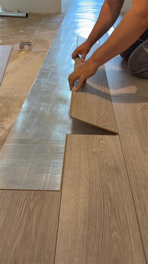 How to lay laminate properly - professional tips that many have forgotten! When laying laminate, the devil is in the detail! #How #howto #home #HomeDecor #decor #design #flooring #floors #work #working #cabin #cabincrew #house #designer #realestate #realtor #virals #trend #trendingreels #building #logcabin #diy #dreamhome #ideas #parquet #fblifestyle | Johny Since