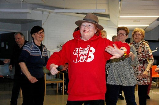 Suosittu Mummodisko tuli Korsoon – vanhat hitit ja Tuija Piepponen houkuttelivat tanssimaan