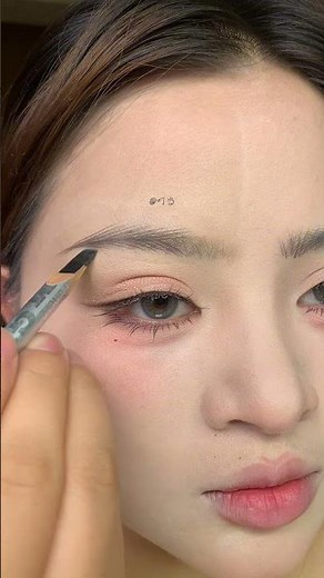 Natural-looking eyebrows, microblading, and eyebrow drawing for beginners.