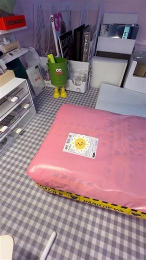 Nay gói alb nên không pack xinh được :))) ai kêu gói xinh alb k dám nhận luôn á tr, vì ngồi thêm lúc nữa chắc thoái hoá đốt sống luôn #packing #cortis #cardbogoc #coer