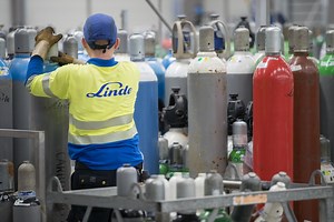 Linde Says $46 Billion Merger With Praxair Is on Track