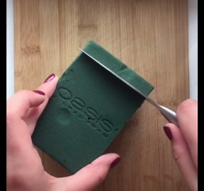 Satisfying Green Dry Floral Foam Cutting