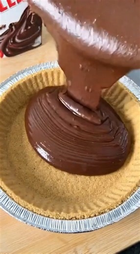 🍫🥧 No-Bake Chocolate Pudding Pie Creamy, chocolatey, and ready with just a few ingredients — this easy pie is a total crowd-pleaser! 🧾 Ingredients 5.85 oz instant chocolate pudding mix (family size) 2¾ cups cold 2% milk (or amount listed on pudding box) 1 graham cracker pie crust (9-inch) 8 oz tub whipped topping (Cool Whip), thawed 1.55 oz Hershey’s chocolate bar, shaved or chopped 🔪 Instructions 1️⃣ Make the Pudding In a large bowl, whisk pudding mix with cold milk. Whisk for 2 minutes unt