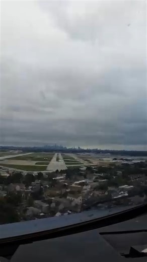 Ever wonder what your pilot sees when landing at Midway? Check it out. 📹: jetsetgoconnor | Chicago Midway International Airport