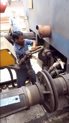 “Why Japan’s Trains Connect Automatically 😳🚄”