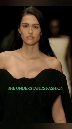 Amelia Gray runway walk for Stella Mccartney SS 26 SHOW