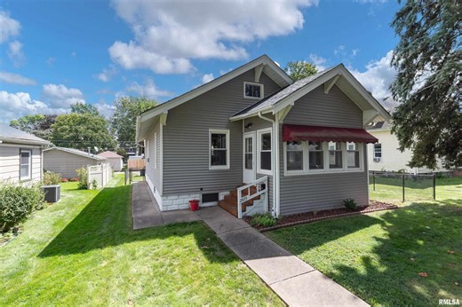 2433 Davenport Ave, Davenport, IA 52803 - MLS QC4266774 - Coldwell Banker