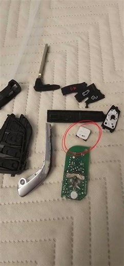 Toronto repair BMW key circuit damaged by crush. #autolocksmith #carkeyprogramming #repair