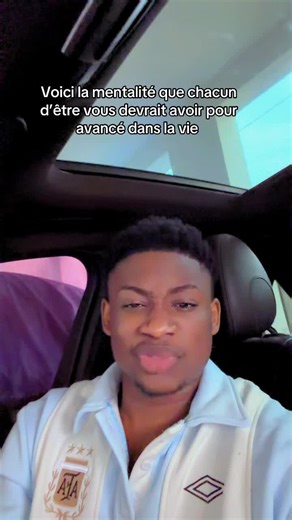 Voici la mentalité de toute personne qui va réussir dans sa vie. Peu importe ce que tu fais, peu importe le business que tu choisis, 👉 si ta mentalité est bonne, tu vas réussir. N’allez plus dire que quelqu’un a réussi parce qu’il est né dans une famille riche. ❌ S’il a réussi, toi aussi tu peux réussir. C’est ça qu’on appelle la mentalité des riches. Arrêtez de vous bloquer les chances, arrêtez de vous boucher la vie pour des choses inutiles. Lève-toi. Travaille. Reste concentré. 👉 Ça va paye