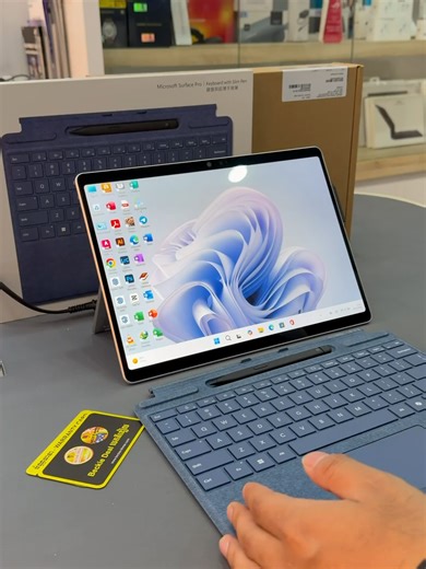 Microsoft Surface Pro 10th & 11th For Business បំពាក់ដោយ Intel Core Ultra ជំនាន់ចុងក្រោយមកជាមួយ AI NPU គឺជាឡេបថប់មួយរបស់ពួកយើងដែលមានទម្ងន់ត្រឹម 0,8Kg និងតួខ្លួនត្រឹម 13inch ជាមួយនឹងក្តាចុចអាចដោះរឺដាក់បាន,ងាយស្រួលដាក់តាមខ្លួននិងអាចប្រើប្រាស់បានគ្រប់កាលៈទេសៈនាពេលបច្ចុប្បន្ន😍