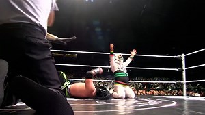 ¡La Micro Sangre Texana y Mini Tigre Blanco se han llevado la primera victoria de la noche! | Más Lucha