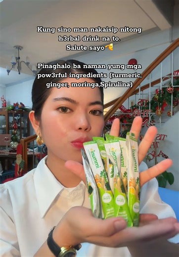 Ang talino lang ng naka isip nito. Pinaghalo ba naman turmeric, ginger, moringa at Spirulina sa isang drink #creatorsearchinsights #turmeric #moringa #ginger #spirulina