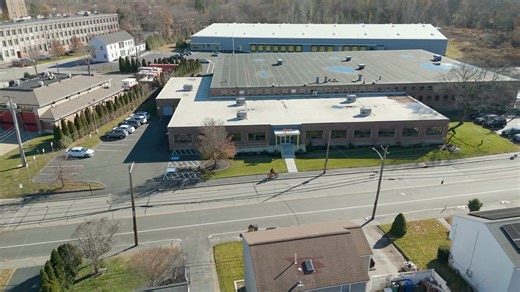 𝐓𝐡𝐞 𝐆𝐫𝐚𝐧𝐝 𝐅𝐢𝐧𝐚𝐥𝐞: 𝐀 𝐇𝐞𝐫𝐨’𝐬 𝐖𝐞𝐥𝐜𝐨𝐦𝐞 𝐚𝐭 𝐢𝐠𝐮𝐬® 𝐇𝐞𝐚𝐝𝐪𝐮𝐚𝐫𝐭𝐞𝐫𝐬! 🚴‍♂️ The U.S. leg of the igus:bike World Tour ended with an unforgettable homecoming at our Rhode Island headquarters! Four incredible riders led the igus:bike on a victory lap across our campus, visiting: ✅ 257 Ferris Building and the iMPS tradeshow ✅ Our brand-new lead screw production facility ✅ The high-volume Greenwood injection molding plant ✅ The historic Robotics Campus, where it all b