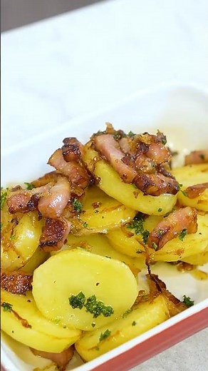 じゃがいものリヨン風ソテー 玉ねぎの甘みとベーコンの香ばしい歯ごたえがじゃがいもを引き立てる